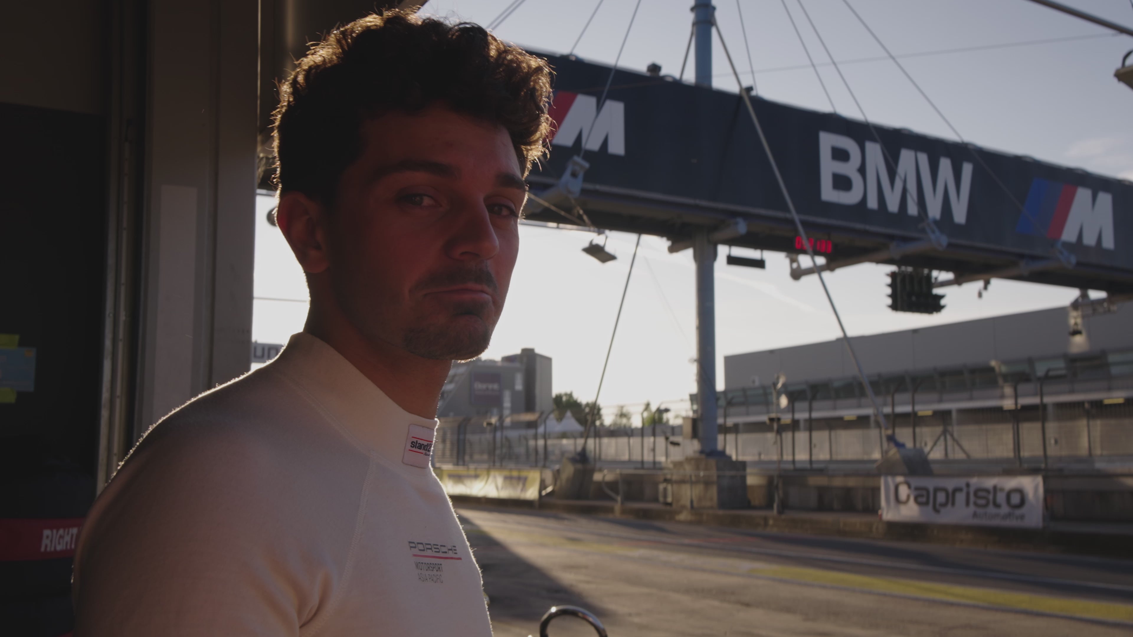 Charger la vidéo : Play video